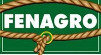 Mascotes de milho e feijão atraem crianças à Fenagro